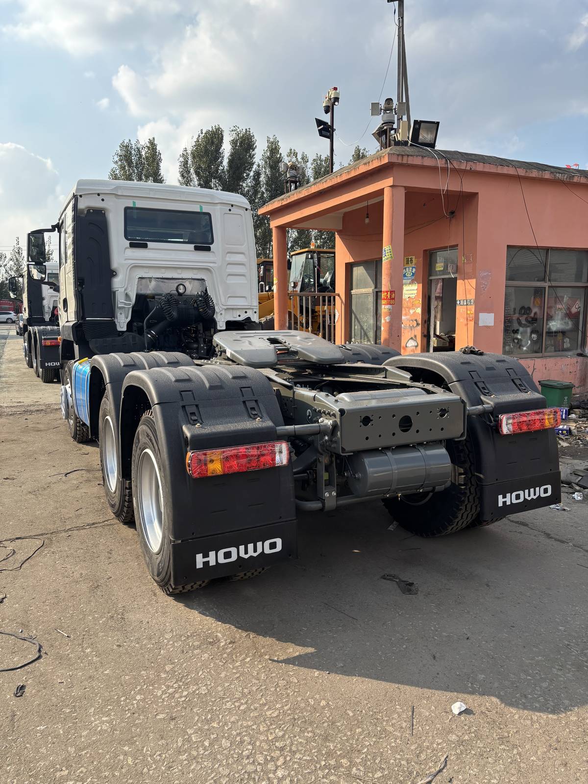 HOWO 6x4 tractor head, rear view, fifth wheel and rear axle